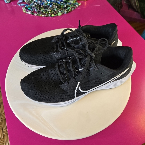 Nike Black Athletic Shoes with Cushioned Sole and Mesh Upper - Picture 4 of 10
